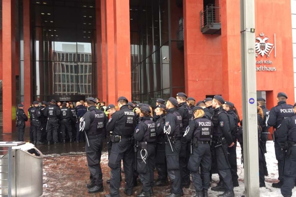 Dutzende Polizisten am Stadthaus Deutz, das als Technischen Rathaus genutzt wird.