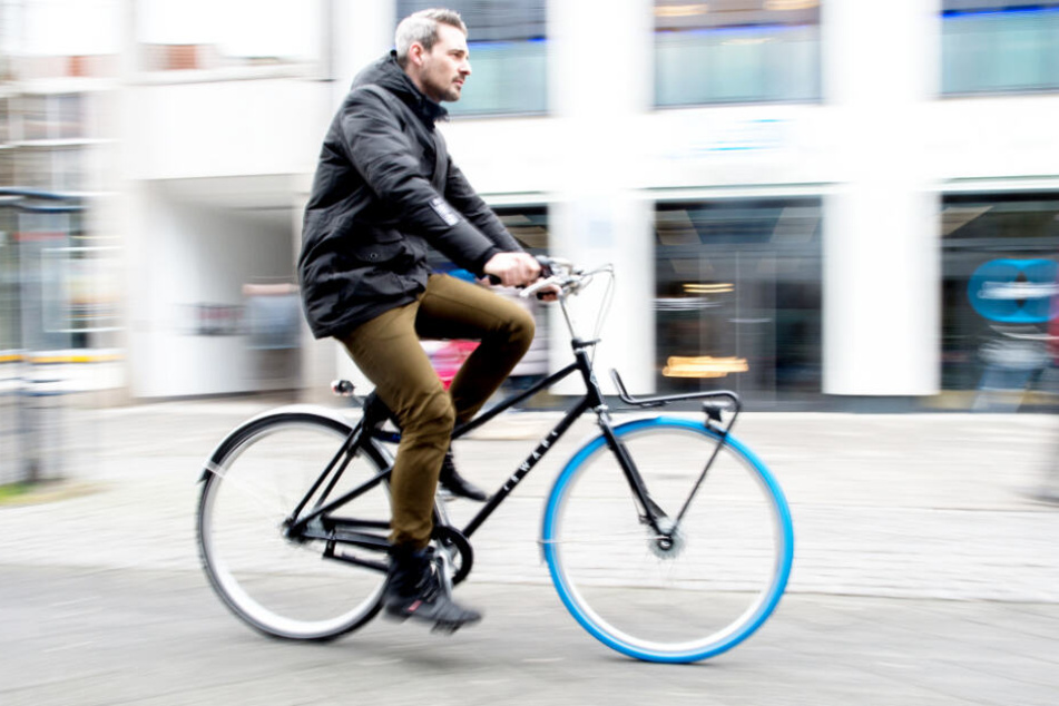 Ein Mann fährt auf einem Swapfiets durch die Stadt. (Archivbild)