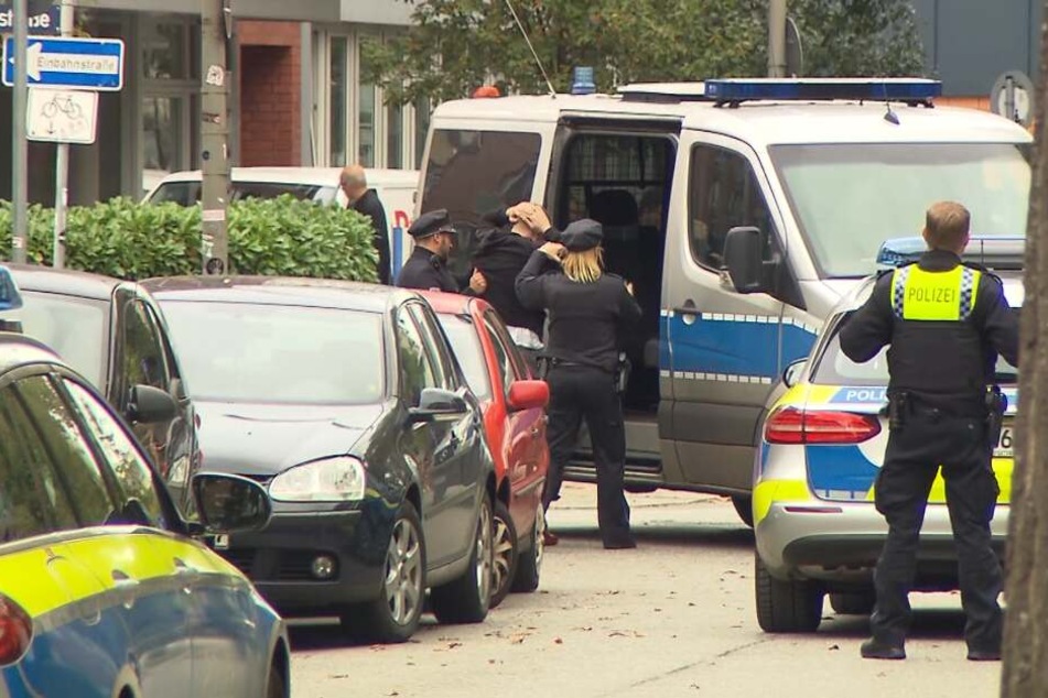 Polizisten nahmen mehrere Männer in Gewahrsam.