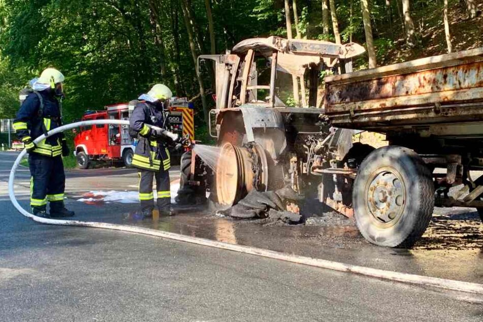 Der Traktor brannte vollständig ab.