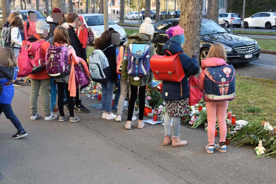 Auch viele Schüler versammelten sich und trauerten um den siebenjährigen Jungen.