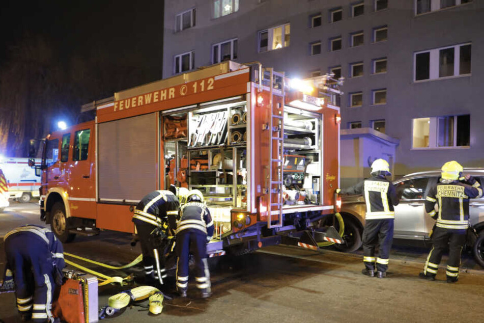Wohnungsbrand in der Scharnhorststraße: Anwohner begrenzten den Schaden mit Handfeuerlöschern.