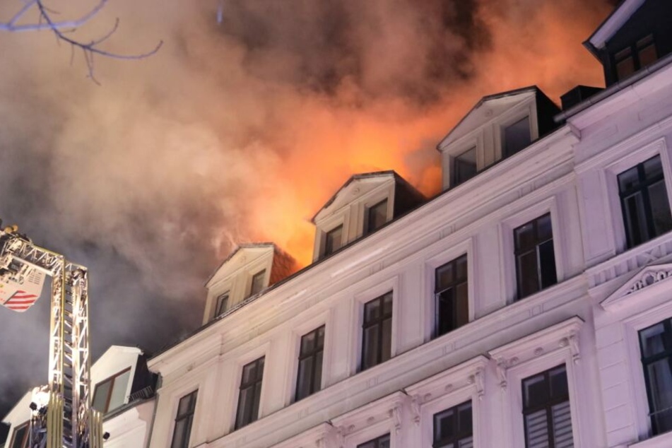 Aus ungeklärter Ursache geriet der Dachstuhl in Flammen.