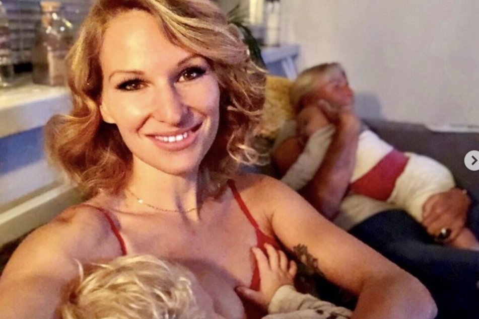 Auf Instagram zeigt sich die Ex-Profisurferin immer wieder beim Stillen ihrer Kinder.