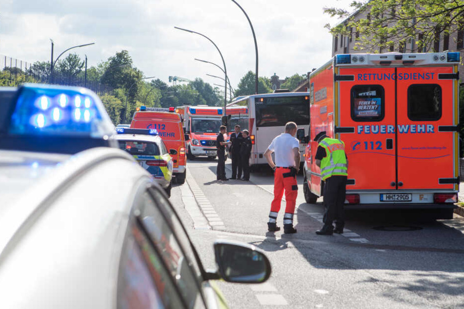 Die Rettungskräfte sicherten die Unfallstelle mit einer zeitweisen Vollsperrung der Volksparkstraße ab.