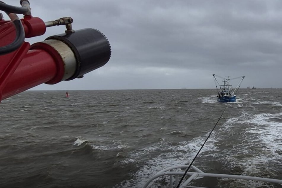 Brenzlige Lage: Krabbenkutter steckt auf Nordsee fest