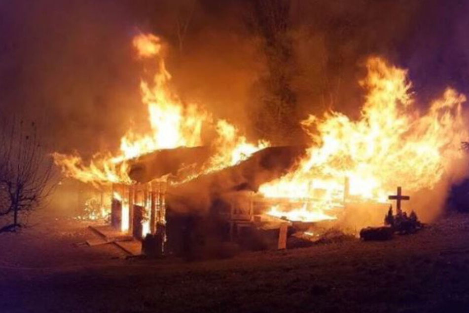 Feuerhölle zu Silvester: Pferdestall bei Dresden abgebrannt! | TAG24