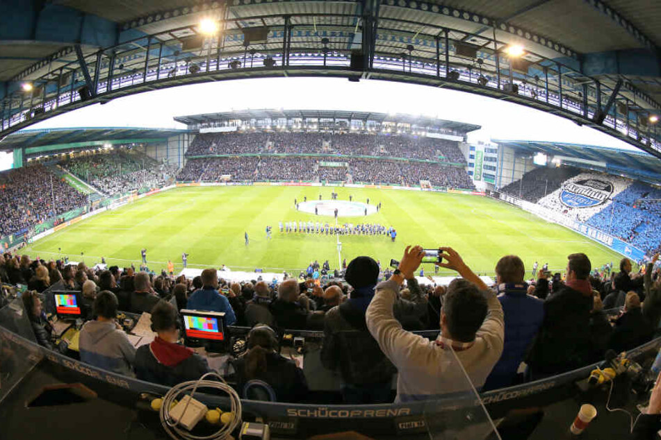 Sechs Unternehmen teilen sich den neuen Besitz an der Schüco Arena.