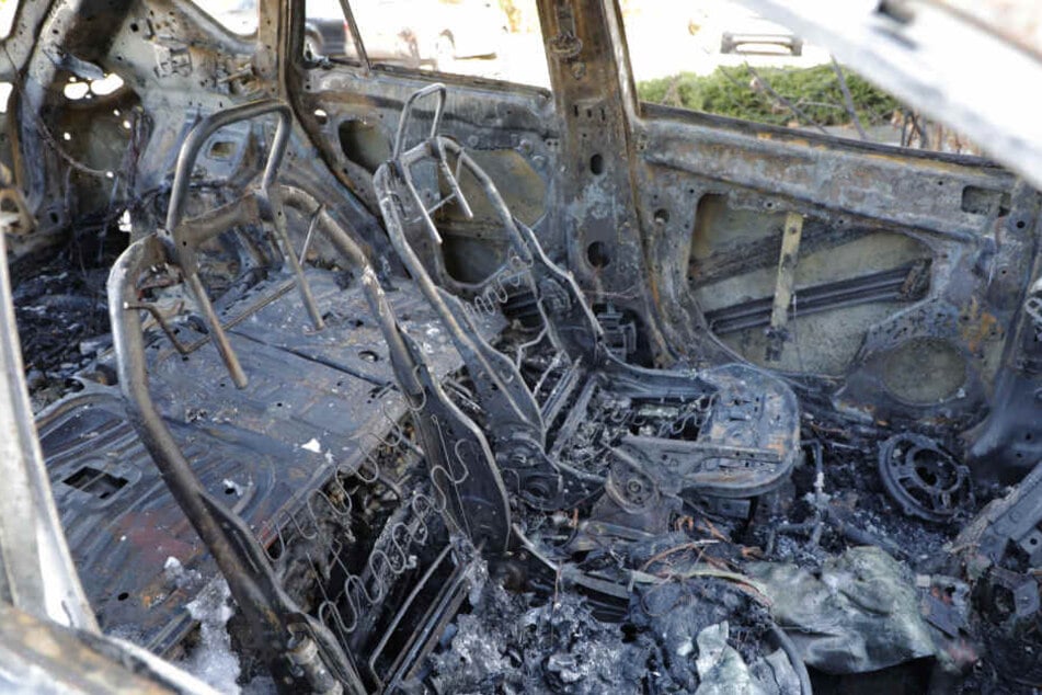 Das Auto brannte komplett aus.