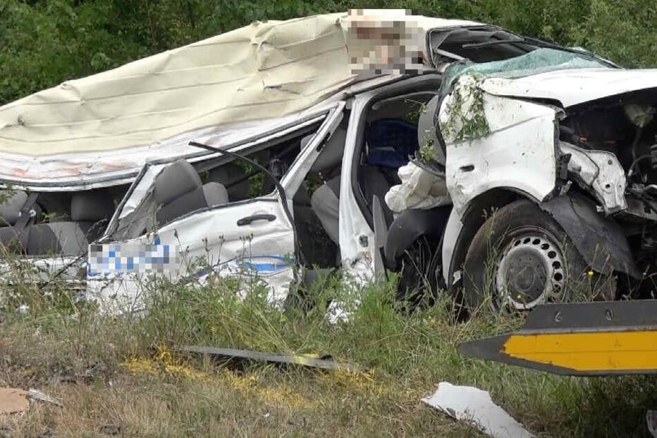 In diesem Taxi kamen zwei Insassen ums Leben.