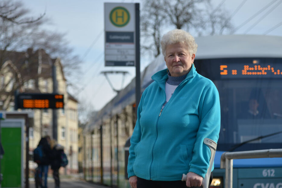 Die Linie 5 war ihr Schicksal: Seit einem Unfall in der Straßenbahn müsse sie am Stock gehen, sagt Karin Schuhmaier (77).
