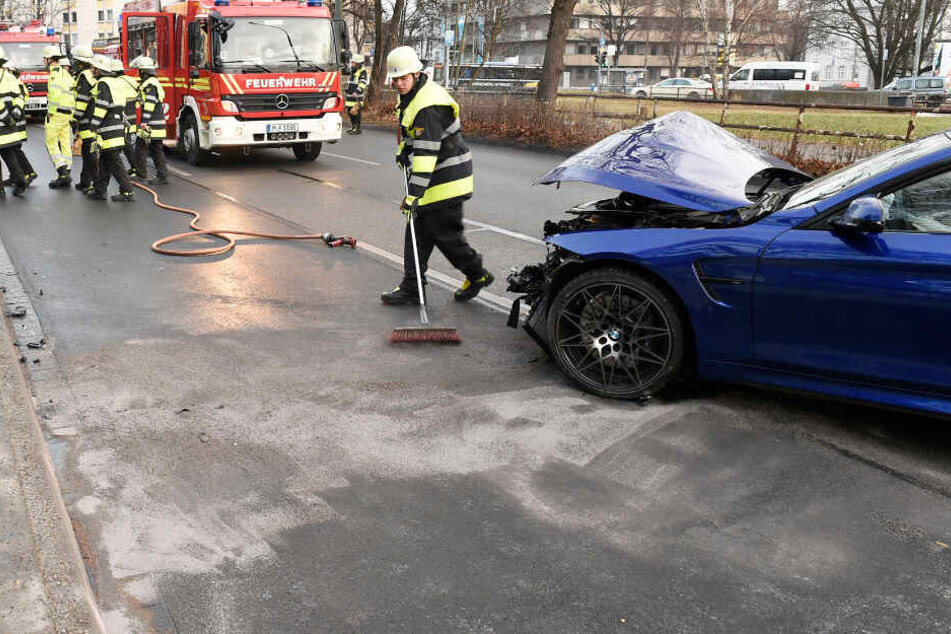Autofahrer verliert die Kontrolle über seinen BMW und kracht in Mauer