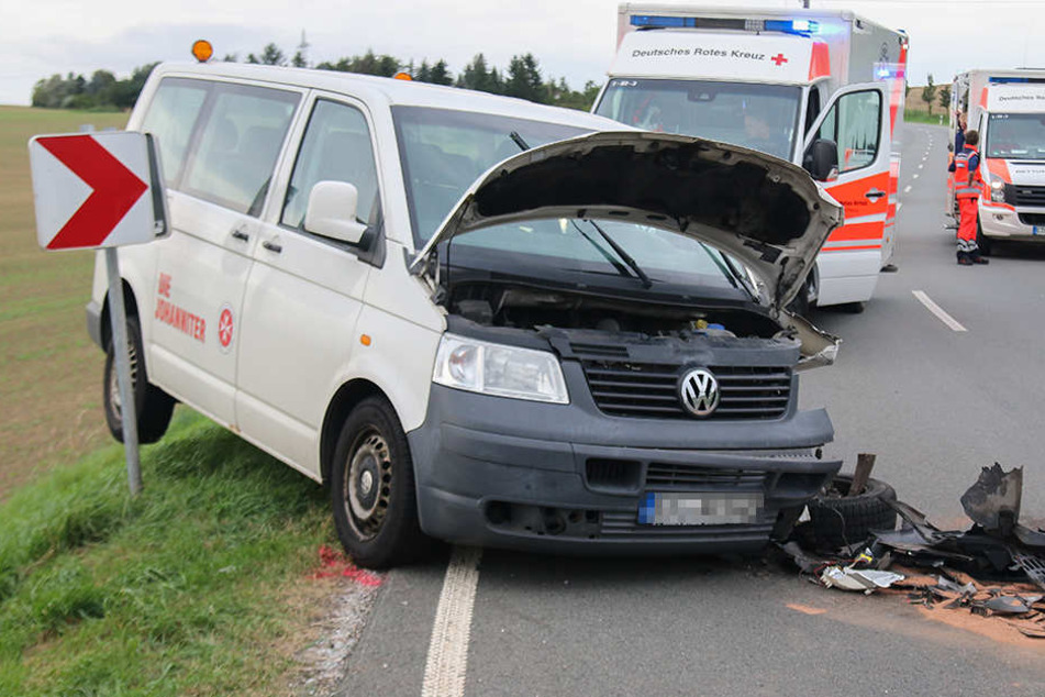Drei Menschen wurden bei dem Unfall zum Teil schwer verletzt.