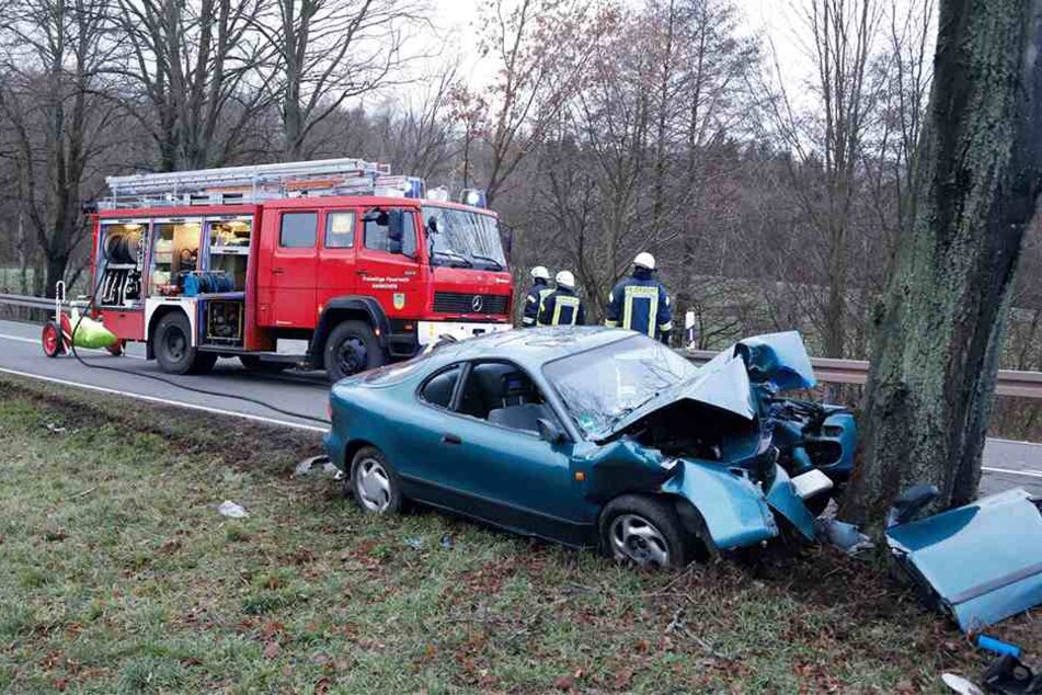 Der Toyota krachte frontal gegen den Baum.