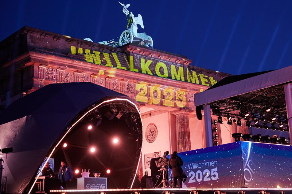 Für die Feiernden am Brandenburger Tor könnte es windig werden.