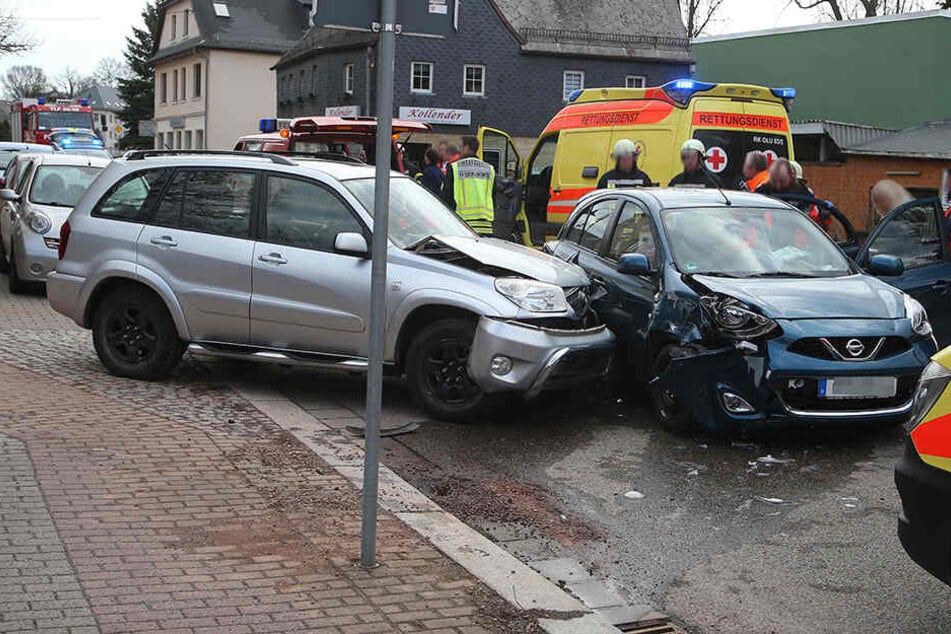 Die beiden Fahrzeuge waren in der Hofer Straße kollidiert.
