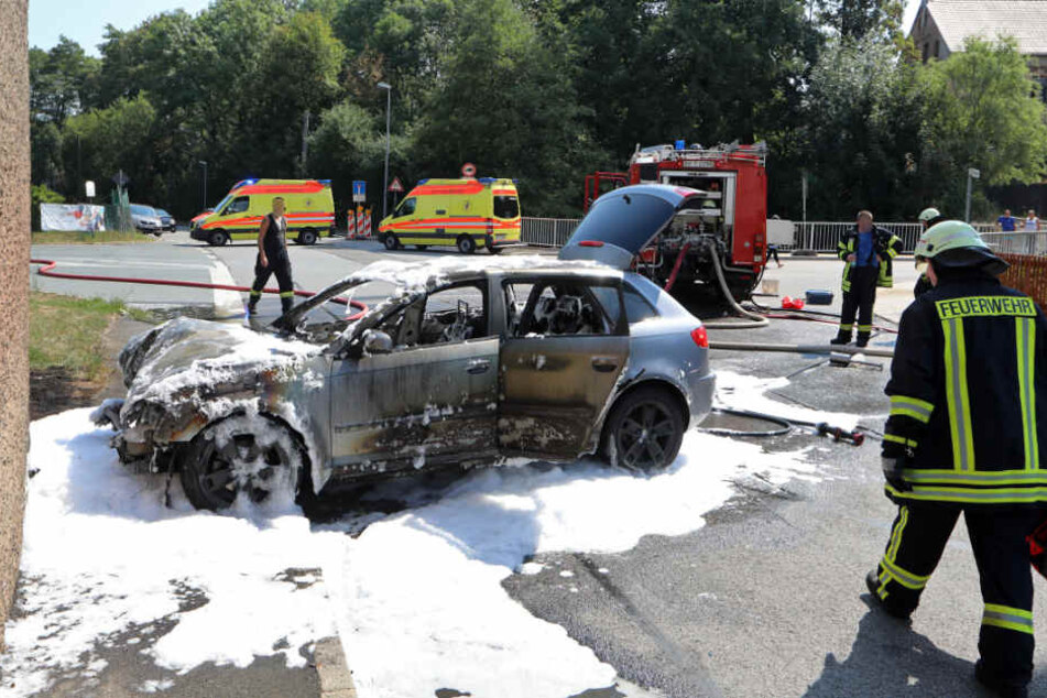 An der voll gesperrten Kreuzung waren mehrere Krankenwagen sowie die Polizei im Einsatz.
