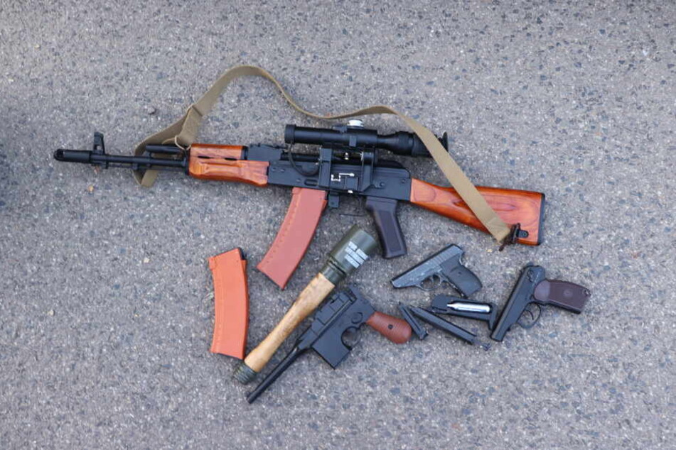 Die Polizei stellte in Langenfeld diese nicht echten Waffen sicher.