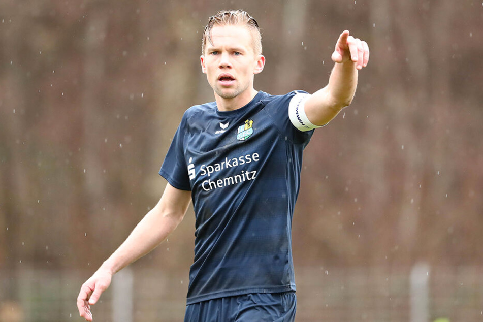 Ex-CFC-Kapitän Dennis Grote spielt mittlerweile bei Rot-Weiß Essen, wurde laut Titz im letzten Spiel aber nicht aufgestellt, weil er "einen Hänger" hat und deshalb eine Pause verordnet bekam.