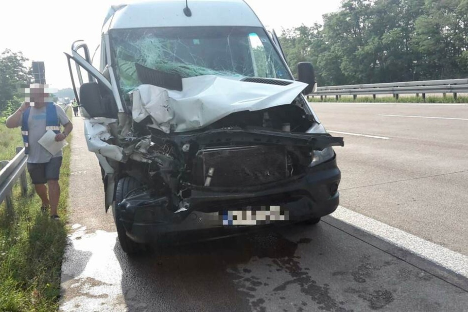 Der Transporter wurde komplett eingedrückt.