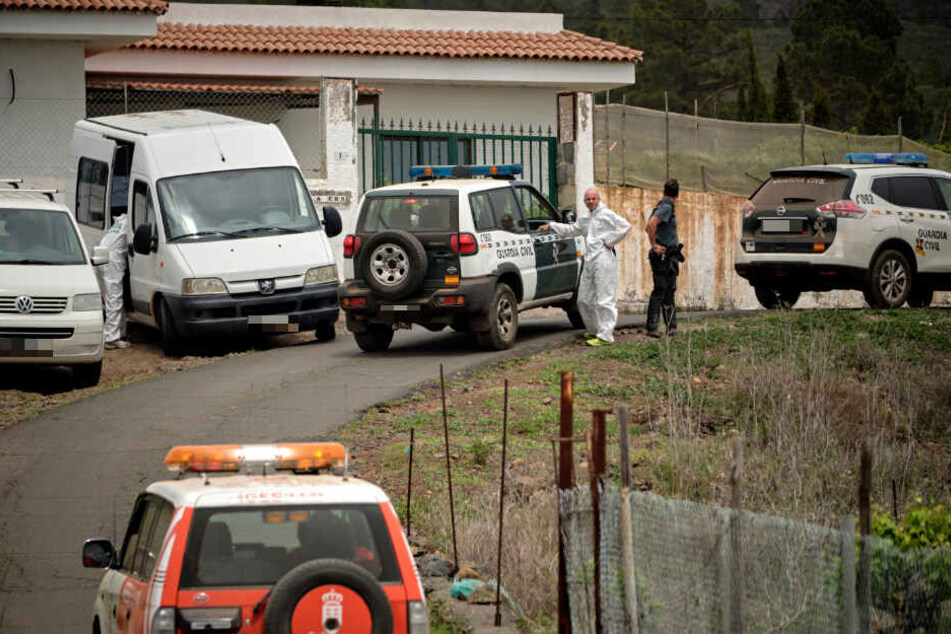 Spanische Ermittler in der Straße, die zur Höhle nahe der Gemeinde Adeje führt, wo die 39-Jährige und ihr Sohn tot aufgefunden wurden.