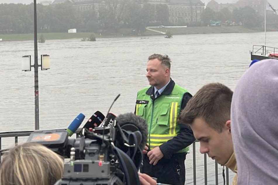 Feuerwehrsprecher Michael Klahre (44) steht schon bereit, gleich geht es los!