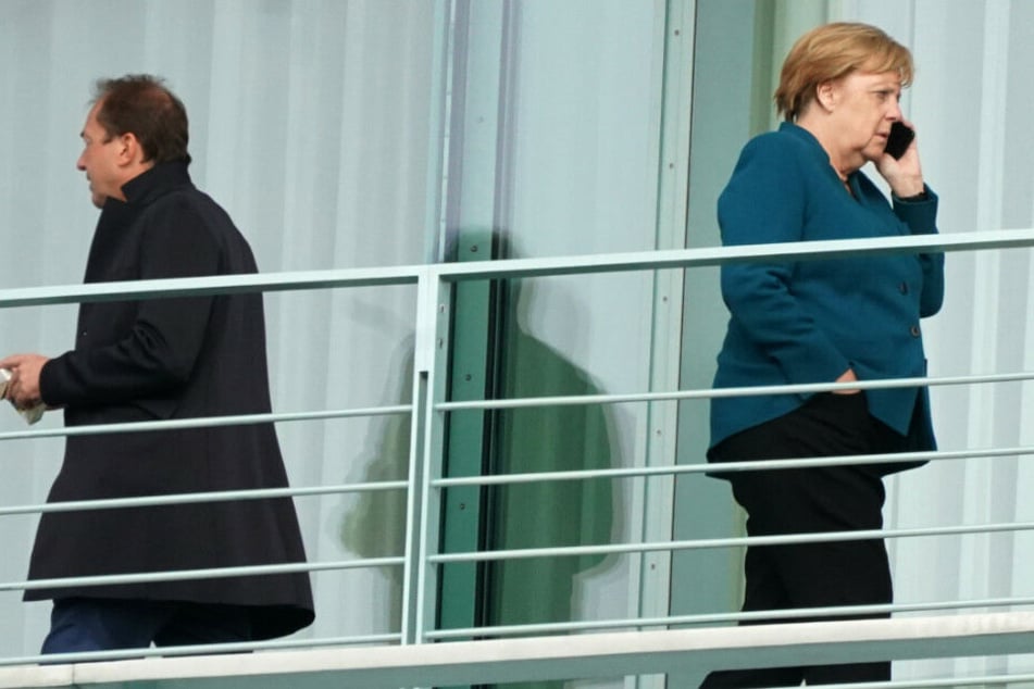 undeskanzlerin Angela Merkel (CDU) und Alexander Dobrindt (CSU) stehen auf dem Balkon des Kanzleramts.