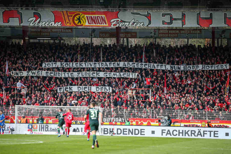 Die Partie der Bundesligisten Union Berlin und VfL Wolfsburg wurde wegen Schmähplakaten unterbrochen.