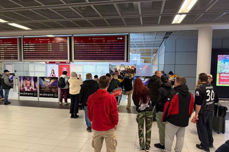 Dynamo-Anhänger heißen ihre Profis willkommen.