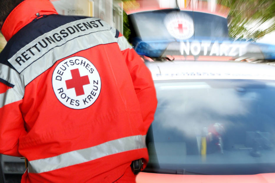Der Rettungsdienst hatte am Samstag auf den Straßen in Hessen viel zu tun (Symbolbild).