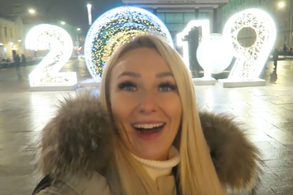Jessi zeigte begeistert die Sehenswürdigkeiten der Stadt.