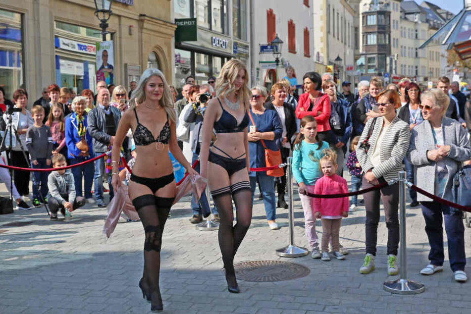 Auch gewagte Auftritte wie hier in der City sind bei der Mode-Party zu sehen.