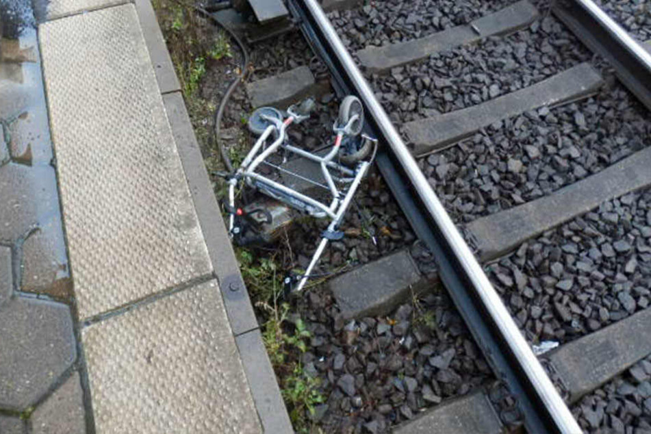 Der Rollator wurde überfahren und komplett zerstört.