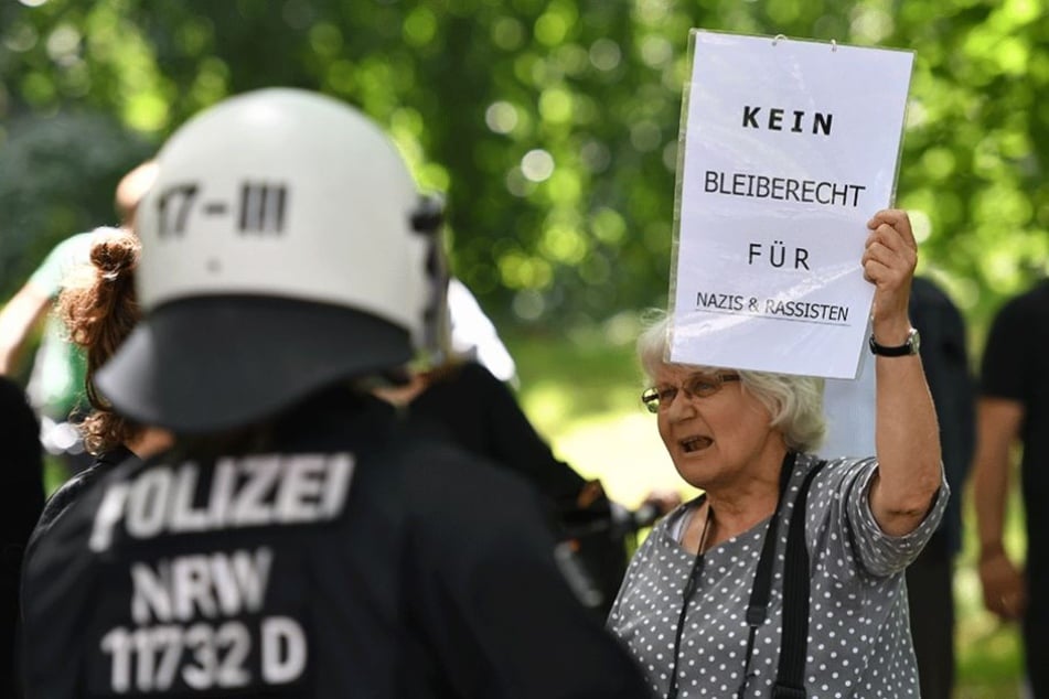 Eine Gegendemonstrantin mit ihrer Botschaft an die Teilnehmer der Identitären-Bewegung-Demo.