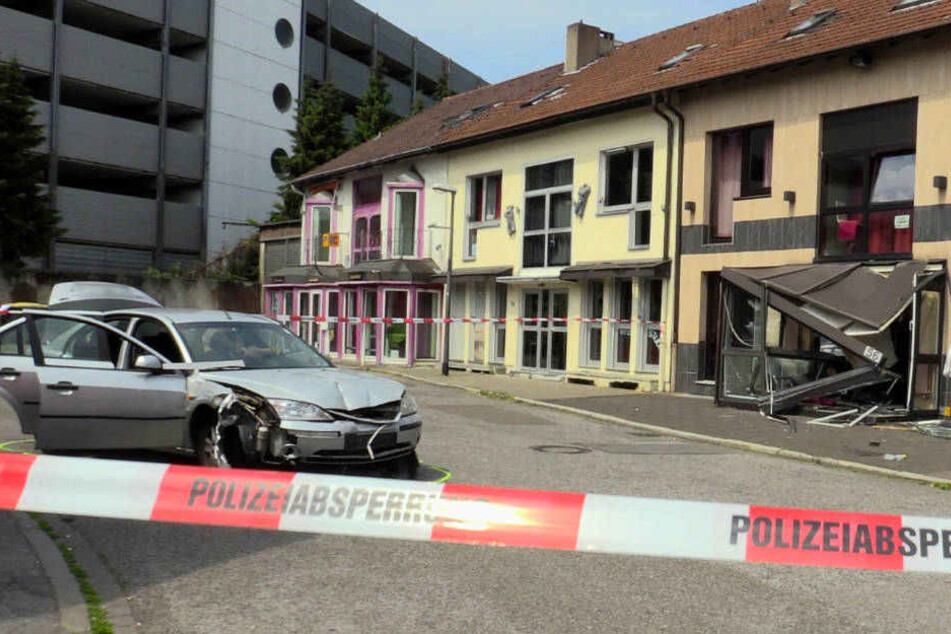 Aus Wut fuhr der 24-Jährige in den Glas-Vorbau dieses Bordells und verletzte dabei eine der Angestellten schwer.