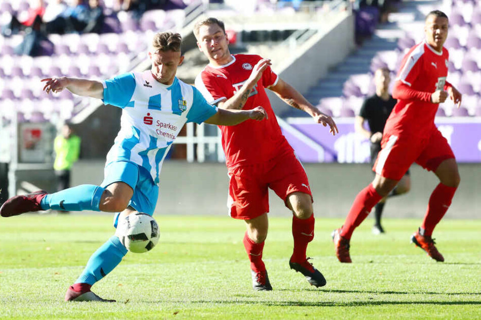 Erik Tallig (l.) im Zweikampf mit Sebastian Frenzel.