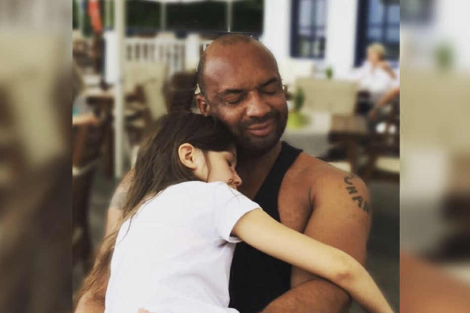 Detlef D! Soost postete dieses süße Foto, das ihn beim Kuscheln mit seiner süßen Tochter Ayana zeigt!