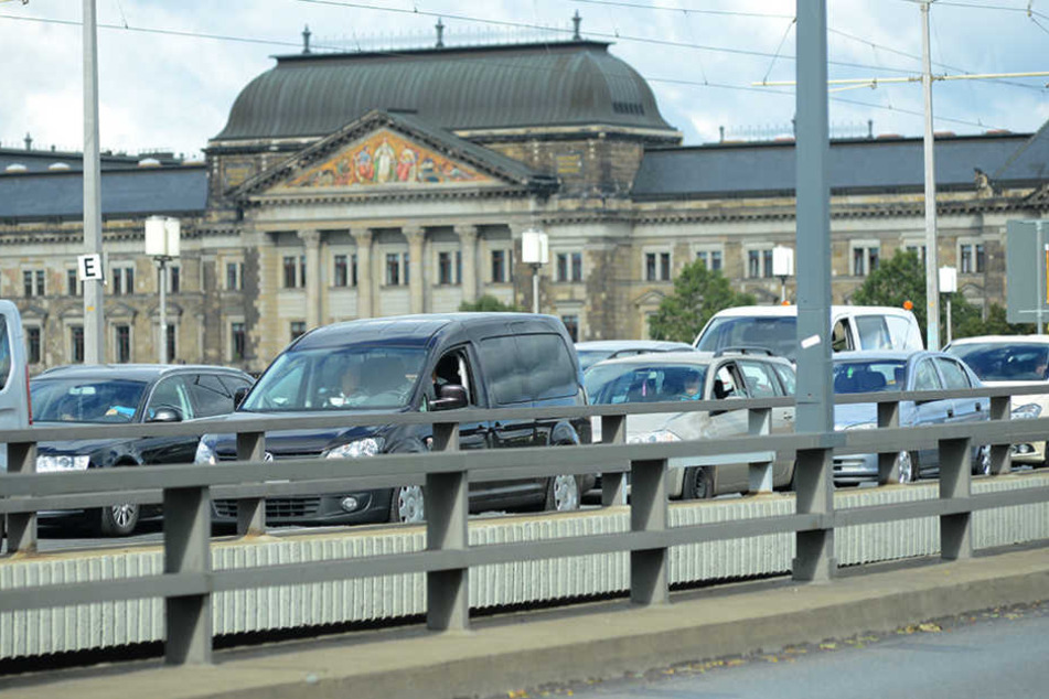 Die Carolabrücke wird ab Montag für eine Woche halbseitig gesperrt.