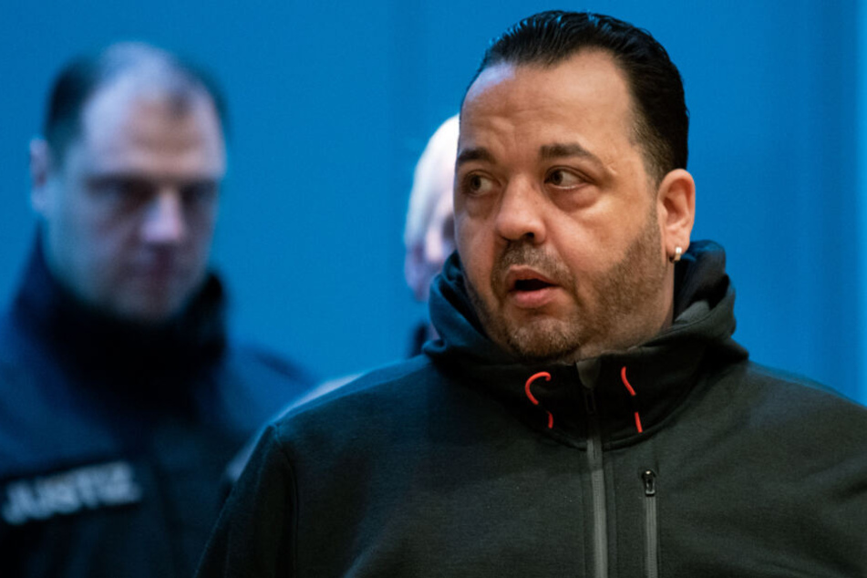 Der wegen Mordes an 100 Patienten angeklagte Niels Högel betritt an einem Prozesstag den Gerichtssaal.