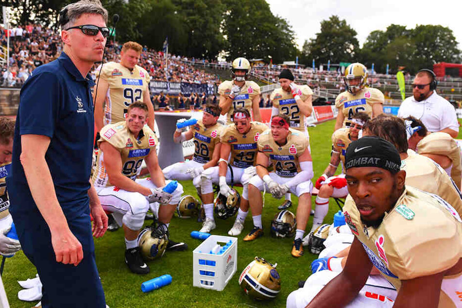Coach Ulrich Däuber (l.) und seine Jungs rechnen im GLF-Spitzenspiel bei den NY Lions Braunschweig was aus, glauben fest an einen Sieg.