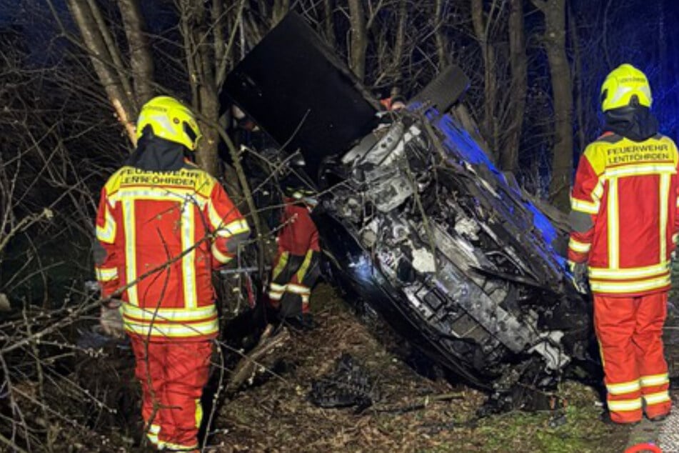 Heftiger Crash! Autofahrerin prallt gegen mehrere Bäume und überschlägt sich
