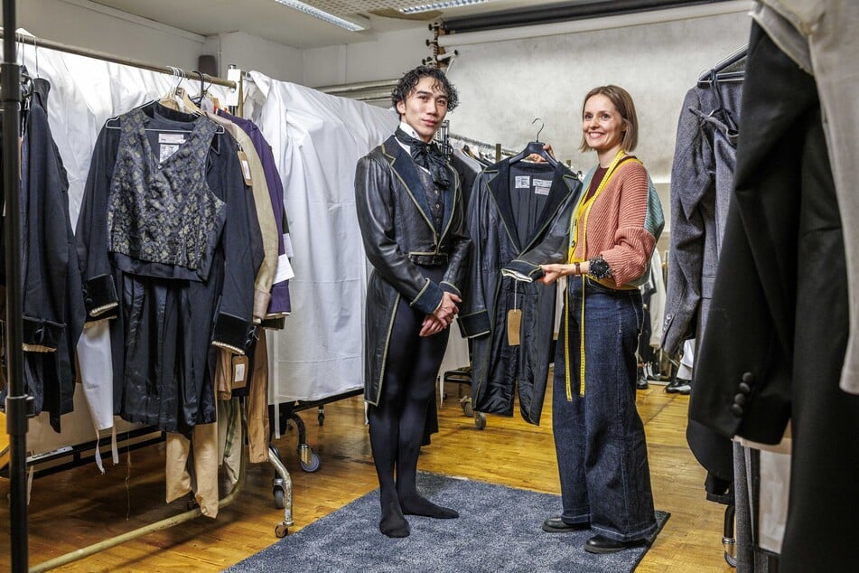 Herrengewandmeisterin Anna Schade (36) ist zufrieden: Bei Tänzer Jun Xia passt fast alles.