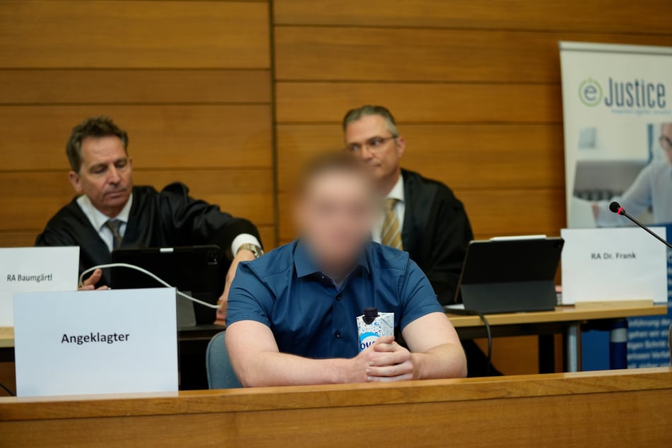 Der Angeklagte (22) sitzt im Traunsteiner Gericht. Er soll die Studentin überfallen und verletzt in einen Bach geworfen haben.