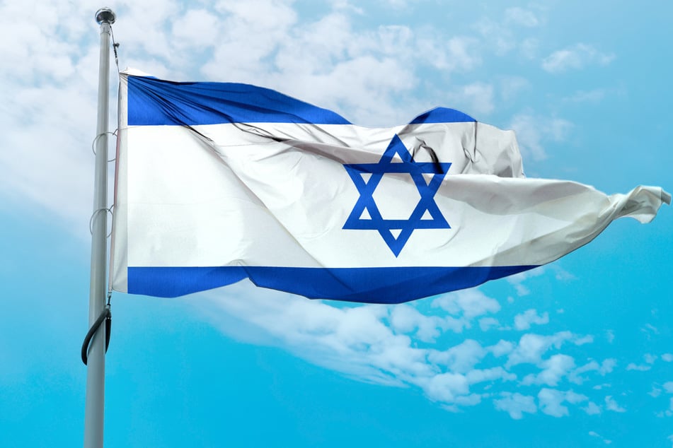 Mann macht sich am Rathaus an Israel-Flagge zu schaffen: Was hat er vor?
