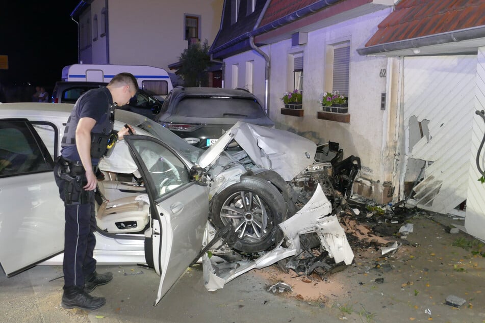 Warum der 24-Jährige in das Wohnhaus in Bornheim krachte, ist noch unklar.