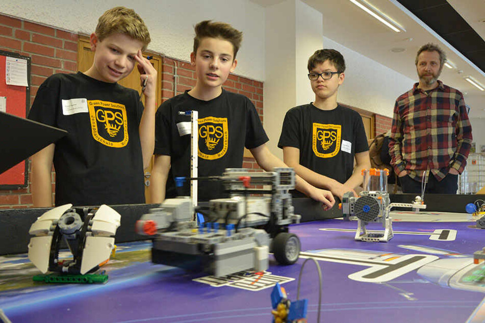 Den letzten Schliff: Das Team "GPS_2" der Markersbacher Jenaplanschule testet seinen Roboter vor dem Wettbewerb im Hörsaal 1.