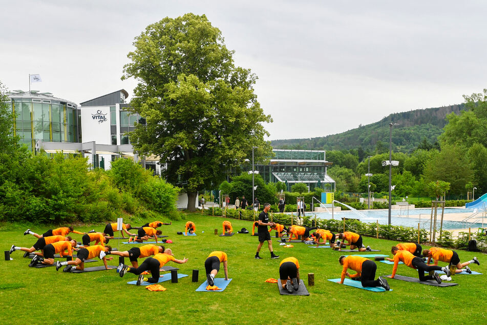 Schönes Panorama: Die Dynamos absolvierten im Freibad am Vitalpark Dehn- und Stabilitätsübungen.