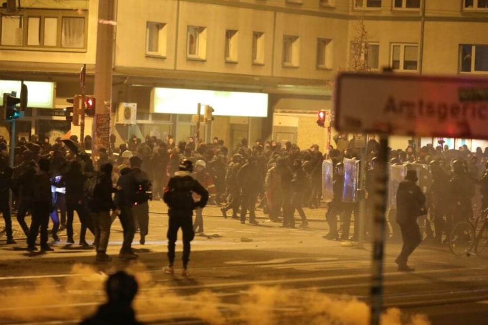 An der Kreuzung Karl-Liebknecht-/Richard-Lehmann-Straße eskalierte die Situation dann. Steine und Flaschen wurden auf Polizeiwagen geworfen.