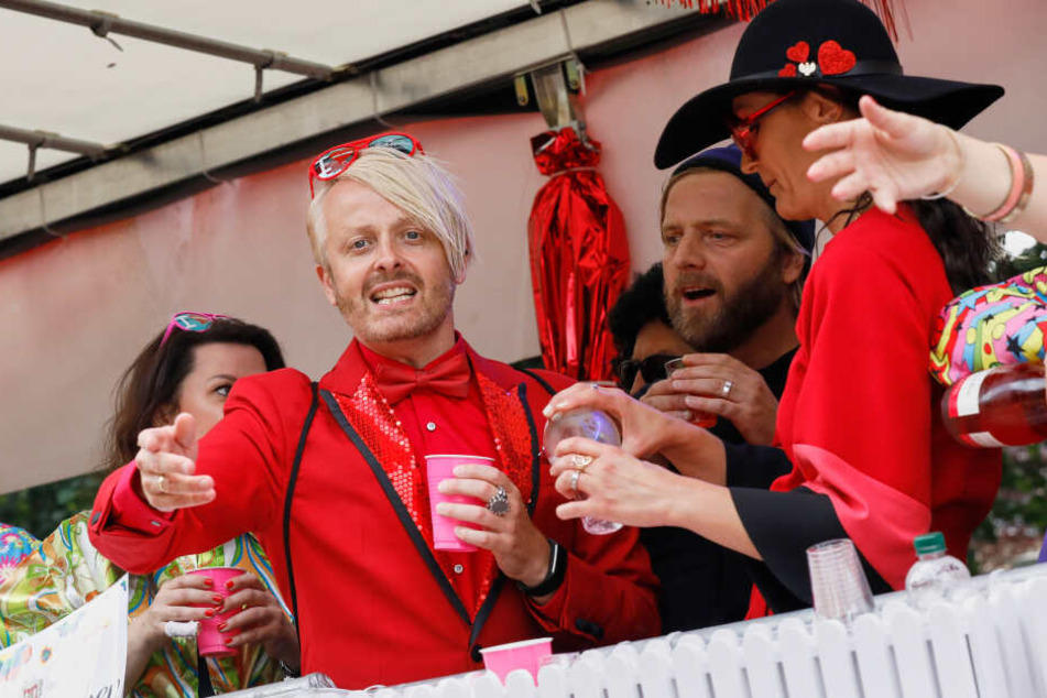 Immer wieder mischen sich auch Promis unter die Schlagermove-Fans. Hier fährt der Entertainer Ross Antony im Stadtteil St.Pauli auf einem Musiktruck mit.