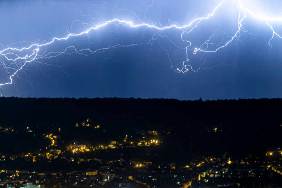 Das Münchner Blitzortungsunternehmen nowcast hat im bundesweit knapp 4,4 Millionen Blitzentladungen erfasst. (Symbolbild)